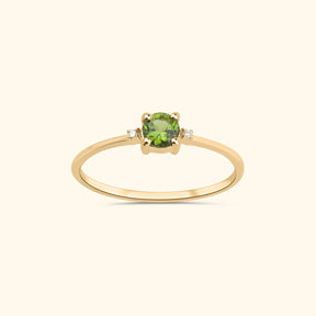 Fijne 9 karaat gouden damesring met ronde groene toermalijn en twee kleine diamantjes