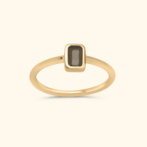 Gold plated brass ring met een octagon smoky quartz steen – Maria Smoky Octagon Ring, een stijlvolle en tijdloze damesring.